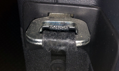 Đã có cách nào xử lý lỗi kêu lạch cạch ở cửa xe GLC 300 chưa ạ?